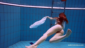 これらのヨーロッパの美女たちが水中で体を披露するのを見てください。