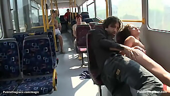 O Tânără Europeană Se Angajează În Sex Pervers Într-Un Autobuz Urban