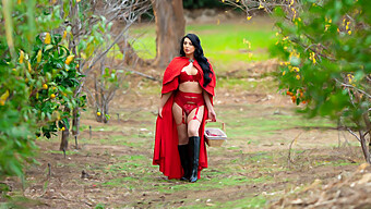 Red Riding Hood Y Kleio Valentien Disfrutan De Un Paseo Travieso