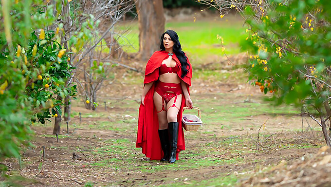 Little Red Riding Hood Dan Kleio Valentien Naik Di Atas Dalam Video Ini