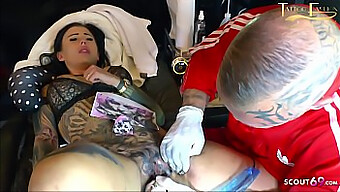 Assista Enquanto Essa Adolescente Alemã Faz Um Boquete E Também Tem Sua Tatuagem De Buceta