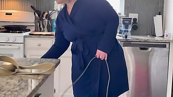 Watch Beautiful Fat Woman Get Cleaned In The Kitchen