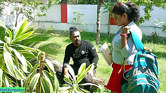 Gadis Asia Menikmati Permainan Puting Dan Seks Yang Intens Di Tengah Hujan.