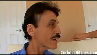 Cuckold-Mand Tvunget Til At Se Sin Kone Underkaste Sig Kvindelig Dominans