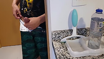 La Secretaria Milf Recibe Sexo Anal Y Oral De Su Jefe En La Cocina