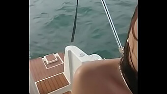 Sexe Chaud Sur Le Bateau: Une Rencontre Sexy